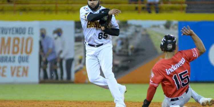 Leones vencen Águilas en fiesta de batazos