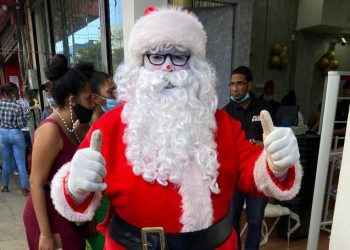 “Jo, Jo, Jo, Feliz Navidad!”. ¿Qué tan difícil es ser Santa Claus en Duarte con París de Santo Domingo?
