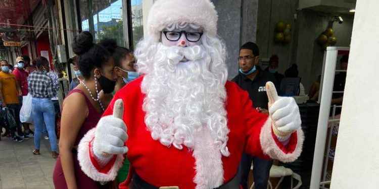 “Jo, Jo, Jo, Feliz Navidad!”. ¿Qué tan difícil es ser Santa Claus en Duarte con París de Santo Domingo?
