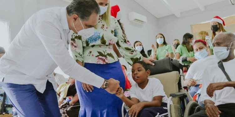 Santiago Hazim, director ejecutivo de SeNaSa, realiza visita a la Fundación Nido Para Ángeles