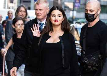 La manicura con ‘pearcings’ de Selena Gómez es la más transgresora de la Navidad