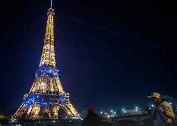 Francia prohibió los festejos de Año Nuevo y pondrán tercera dosis