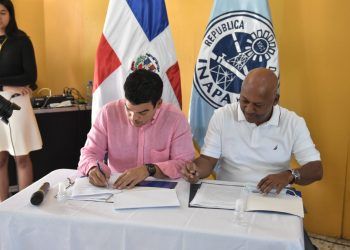 Wellington Arnaud, y comunitarios del barrio Moscú firman acuerdo de colaboración