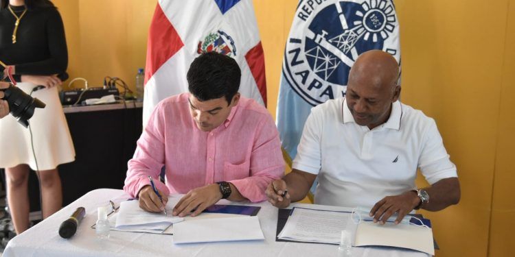 Wellington Arnaud, y comunitarios del barrio Moscú firman acuerdo de colaboración