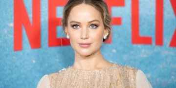 Jennifer Lawrence presume de embarazo cual diosa griega