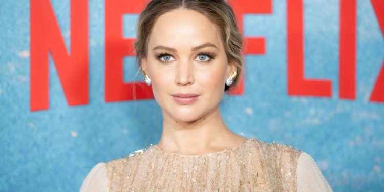 Jennifer Lawrence presume de embarazo cual diosa griega