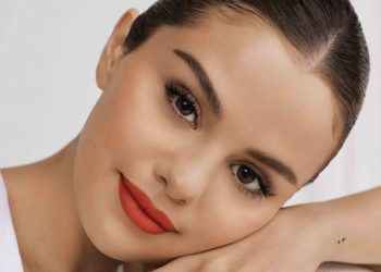 Selena Gómez cuenta cómo afectó a su salud mental llevar maquillaje desde los 7 años