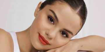 Selena Gómez cuenta cómo afectó a su salud mental llevar maquillaje desde los 7 años