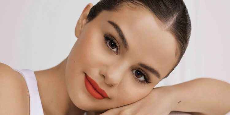 Selena Gómez cuenta cómo afectó a su salud mental llevar maquillaje desde los 7 años
