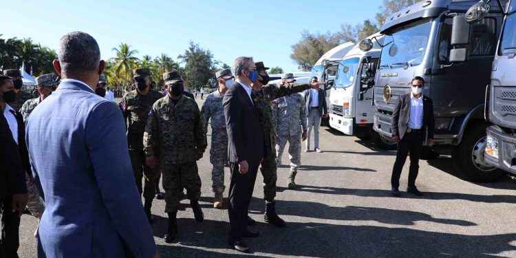 Presidente Abinader entrega más de 300 vehículos para modernizar parque móvil de las FFAA