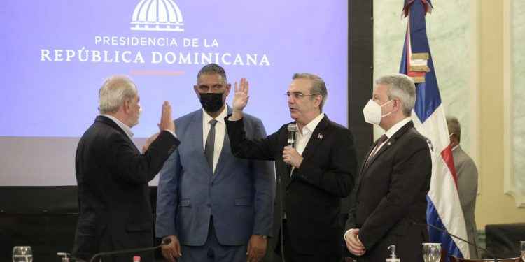 Presidente Abinader promulga Reglamento de Aplicación Ley Orgánica PN