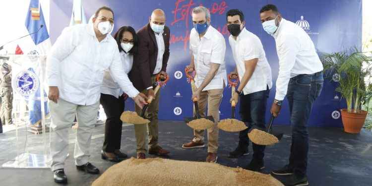 Presidente Abinader y Wellington Arnaud dieron ayer primer palazo para construcción alcantarillado sanitario provincia Hato Mayor, a un costo de 374 millones