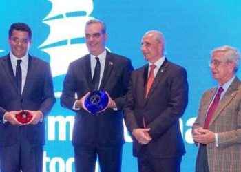 Entregan Premio Excelencia al presidente Luis Abinader y a ministro David Collado