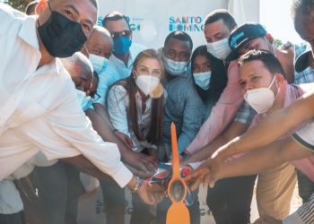 Alcaldesa Carolina Mejía da primer picazo de proyecto asfaltado en La Puya￼