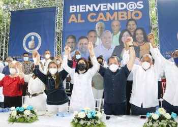 Alcaldesa de Salcedo sale del PRD y junto a cientos de dirigentes se juramenta en el PRM
