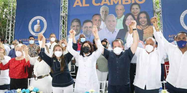 Alcaldesa de Salcedo sale del PRD y junto a cientos de dirigentes se juramenta en el PRM