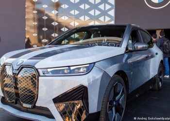 BMW acaba de presentar su primer coche que cambia de color