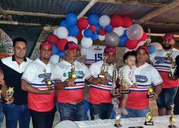Equipo Cerveceros de Jacagua realiza premiación mejores jugadores softball