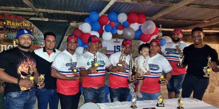 Equipo Cerveceros de Jacagua realiza premiación mejores jugadores softball
