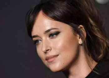 Dakota Johnson y el bikini negro que necesitas si vas a entrar en 2022 desde algún destino exótico