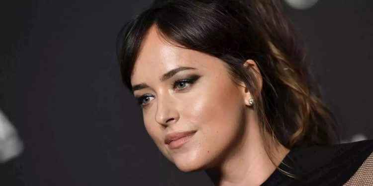 Dakota Johnson y el bikini negro que necesitas si vas a entrar en 2022 desde algún destino exótico