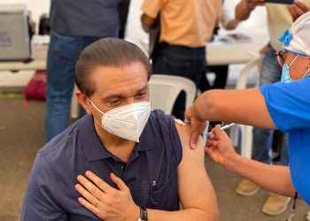 Ministro de Salud Daniel Rivera recibe refuerzo con cuarta dosis de la vacuna contra COVID