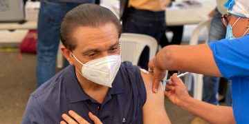 Ministro de Salud Daniel Rivera recibe refuerzo con cuarta dosis de la vacuna contra COVID