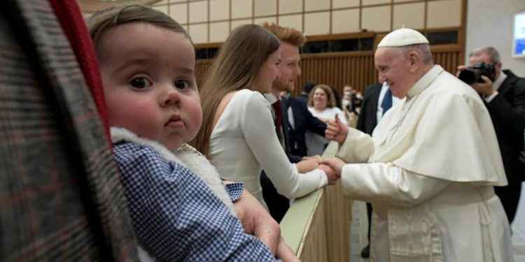 El Papa habló del egoísmo y se mostró contrariado: “Algunos no quieren tener hijos, pero en cambio tienen perros y gatos”