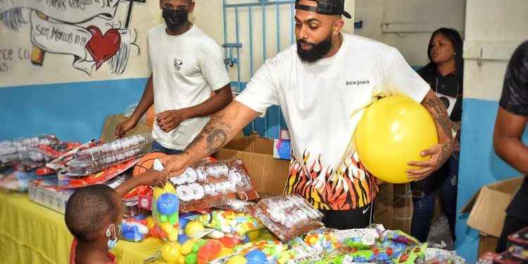 Eladio Carrión entrega juguetes y alimentos en RD