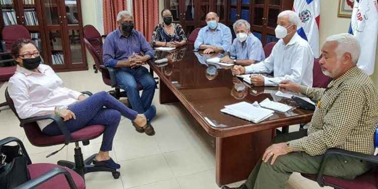 Ex presidentes y ex secretarios de la ADP se reúnen para colaborar con el retorno a clases presenciales