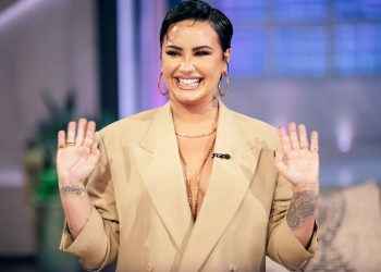 Demi Lovato salió de rehabilitación y luce un impactante tatuaje en la cabeza semi rapada