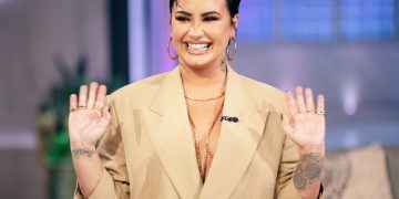 Demi Lovato salió de rehabilitación y luce un impactante tatuaje en la cabeza semi rapada