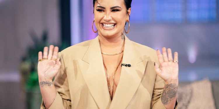 Demi Lovato salió de rehabilitación y luce un impactante tatuaje en la cabeza semi rapada