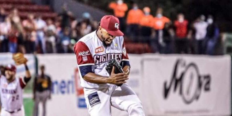 Los Gigantes derrotan 8 carreras por 7 a las Águilas