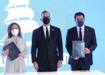 Gobierno dominicano firma acuerdos por US$1,400 millones con Rainbow Tours, Iberia y Euro Wings