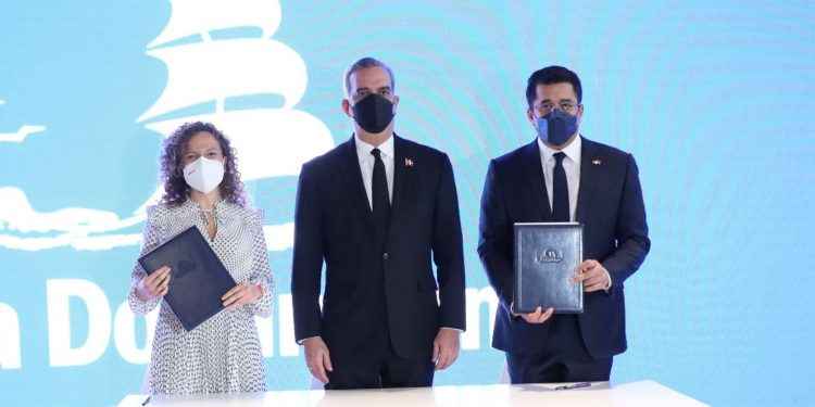 Gobierno dominicano firma acuerdos por US$1,400 millones con Rainbow Tours, Iberia y Euro Wings