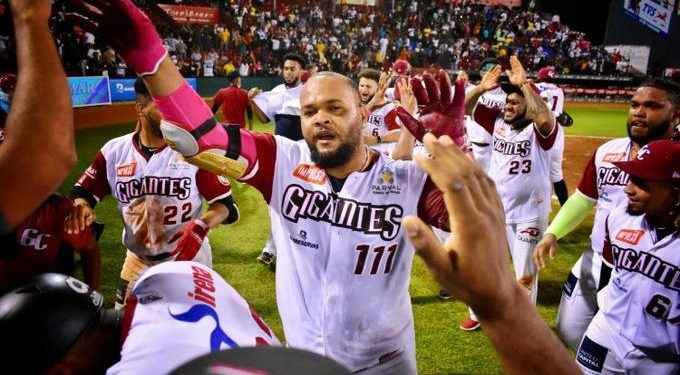 Gigantes vencen a las Águilas en el Julián Javier