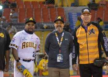 Julián Tavárez realizó lanzamiento de primera bola en el Estadio Cibao