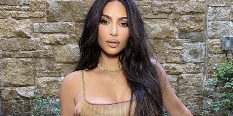 Kim Kardashian, descubierta por un error de Photoshop en una foto reciente