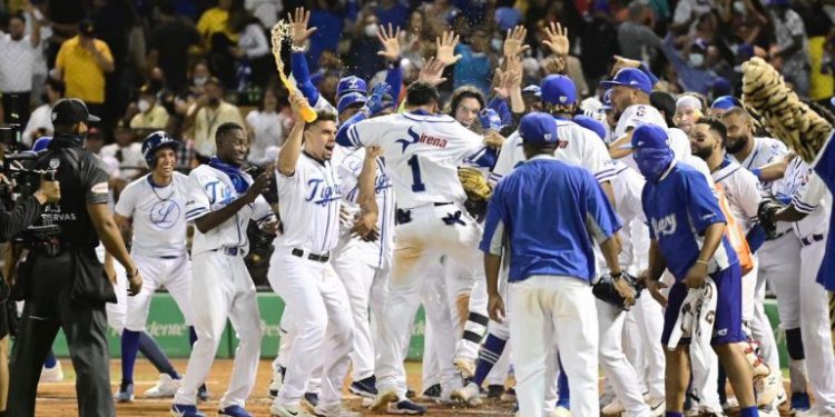Águilas pierden ante Licey en 10 entradas