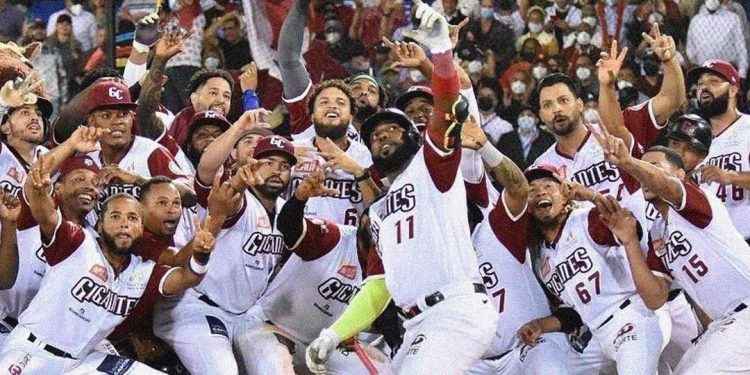 Marcell Ozuna despacha H4 de tres carreras; Gigantes igualan 1-1 final vs. Estrellas