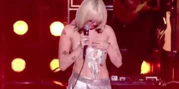 El incómodo momento que pasó Miley Cyrus en el show de Año Nuevo: casi queda desnuda