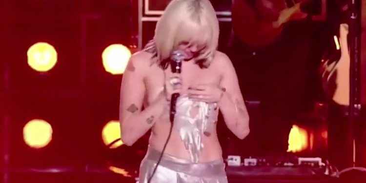 El incómodo momento que pasó Miley Cyrus en el show de Año Nuevo: casi queda desnuda