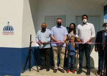 Neney Cabrera entrega primera comunidad modelo de ECO-VIVIENDAS con paneles solares en Cayetano Germosén