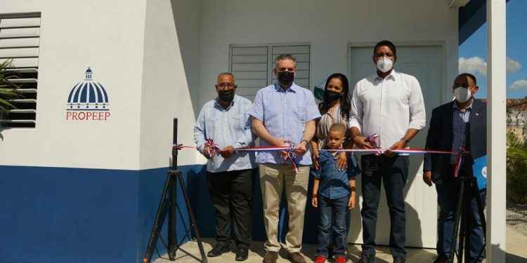 Neney Cabrera entrega primera comunidad modelo de ECO-VIVIENDAS con paneles solares en Cayetano Germosén