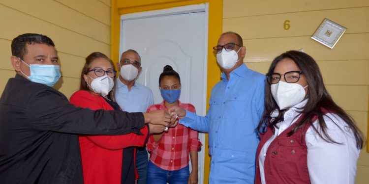 Obras Públicas entrega 9 viviendas a familia de escasos recursos en Santiago, La Vega y Elías Piña