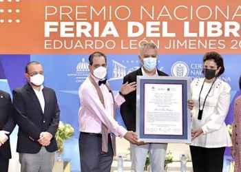 Entregan Premio Feria del Libro 2021 aTulio A. Matos Rodríguez