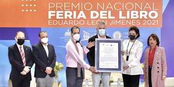 Entregan Premio Feria del Libro 2021 aTulio A. Matos Rodríguez