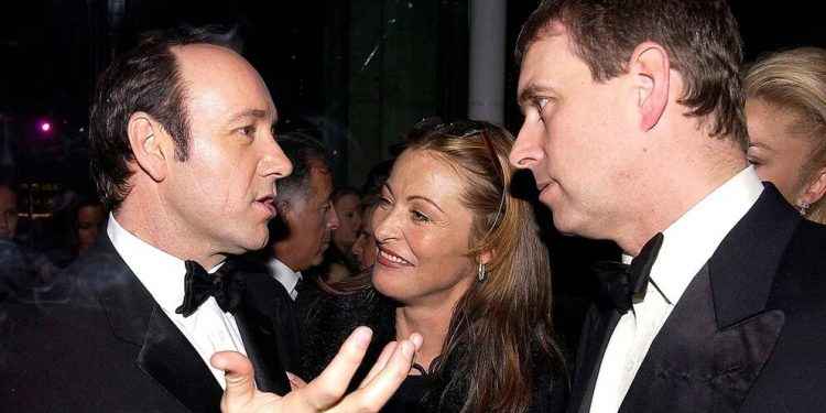Por qué el Príncipe Andrés quiere que Kevin Spacey, también acusado de abuso, declare en su juicio por delitos sexuales