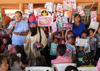 Salvador Holguín entrega juguetes a niños de Dajabón